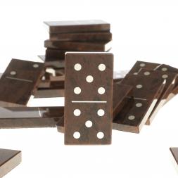 Домино из камня обсидиан