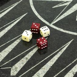 Кубики зарики 1 см белые и красные 4 шт