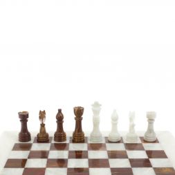 Каменные шахматы "Игрок" из белого мрамора и оникса 38х38 см