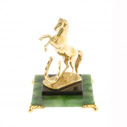 Бронзовая статуэтка "Лошадь с подковой" на нефрите