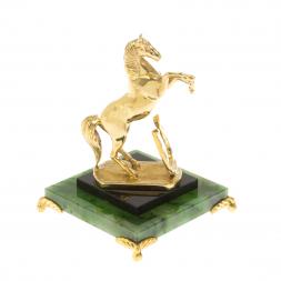 Бронзовая статуэтка "Лошадь с подковой" на нефрите