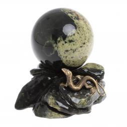 Композиция "Ящерица на скале" с шаром 10 см змеевик