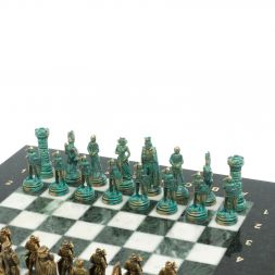 Шахматы "Рыцари" фигуры бронза / патина 28х28 см из змеевика и мрамора