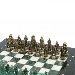 Шахматы "Рыцари" фигуры бронза / патина 28х28 см из змеевика и мрамора