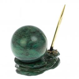 Композиция с шаром "Ящерица на скале" из змеевика