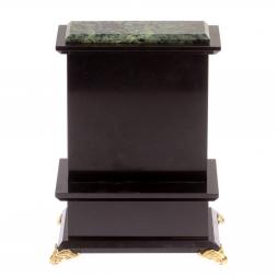 Часы из нефрита с выдвижным ящиком