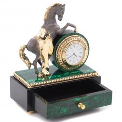 Декоративные часы из малахита "Конь на дыбах" с выдвижным ящиком