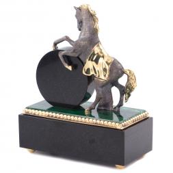 Декоративные часы из малахита "Конь на дыбах" с выдвижным ящиком
