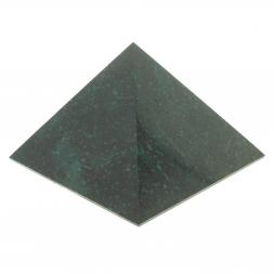 Пирамида 9,5х9,5х8 см камень змеевик