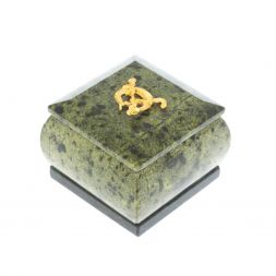 Шкатулка квадратная с ящерицей из змеевика 7,5х7,5х6,5 см