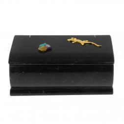 Шкатулка из черного змеевика с ящерицей и самоцветами 15х7,5х6 см